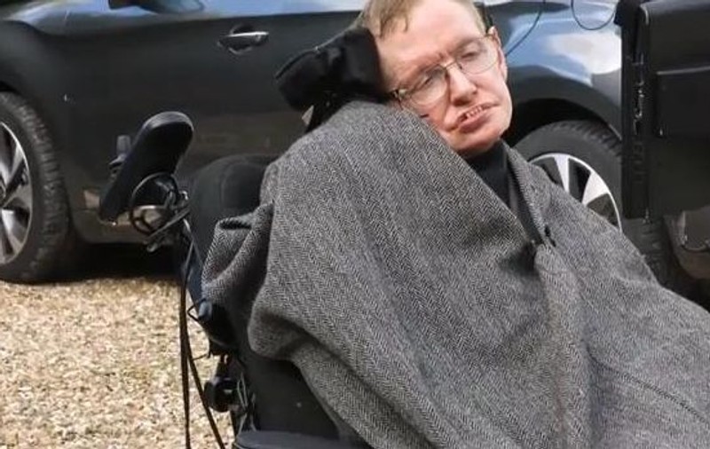 Stephen Hawking a făcut "Ice Bucket Challenge" într-un mod INEDIT | VIDEO