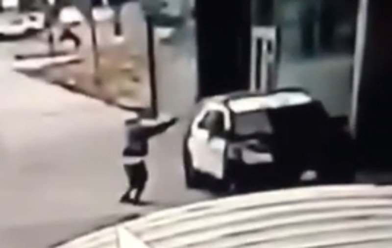 VIDEO | Doi polițiști din Los Angeles, în stare gravă, după ce au fost împușcați în mașină