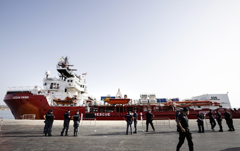 O navă cu migranți salvați pe mare, refuzată de Italia, se îndreaptă spre Franța