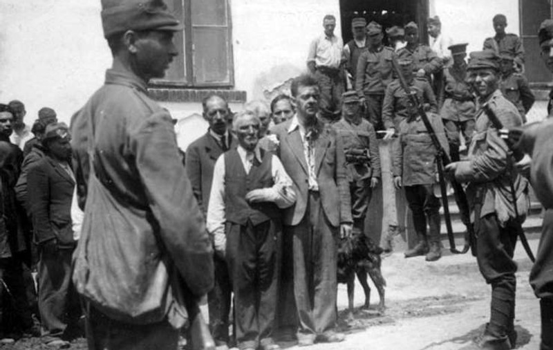 Dosar penal pentru negarea Holocaustului. Un ziar din Iaşi este anchetat pentru că l-a apărat pe Hitler