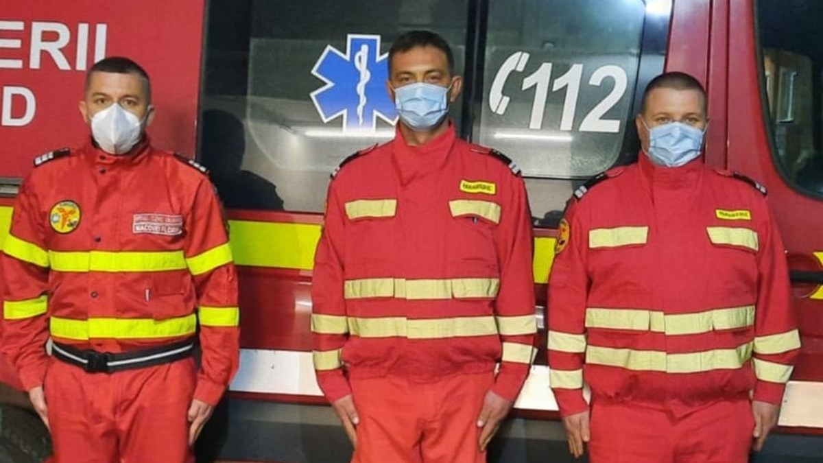 Cei trei paramedici care au fost pe echipajul de Ambulanta (foto Isu Arad)