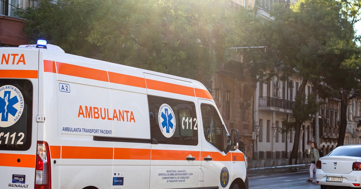 Ambulanță în trafic, pe stradă