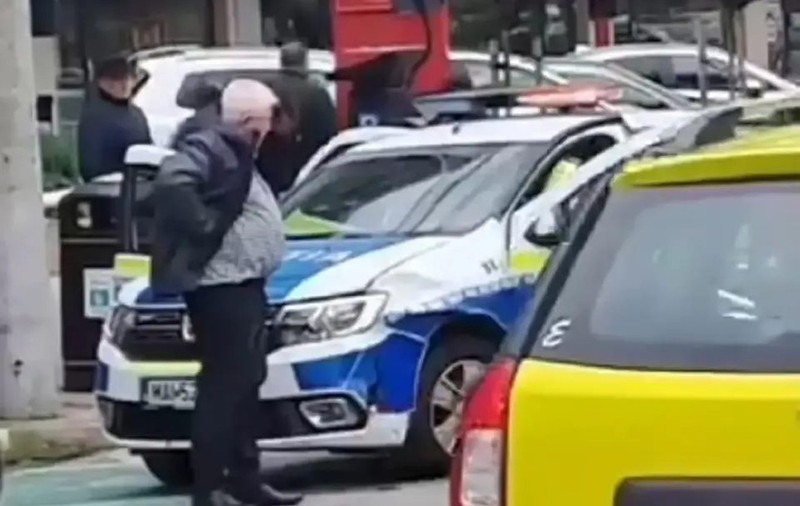 Un pensionar din Suceava a lovit o mașină de poliție care se afla în misiune și se îndrepta către un alt accident