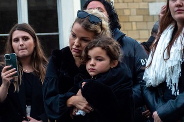 Britanicii își plâng regina și depun flori la Castelul Windsor