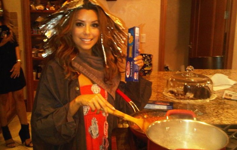 Eva Longoria găteşte şi se vopseşte în acelaşi timp