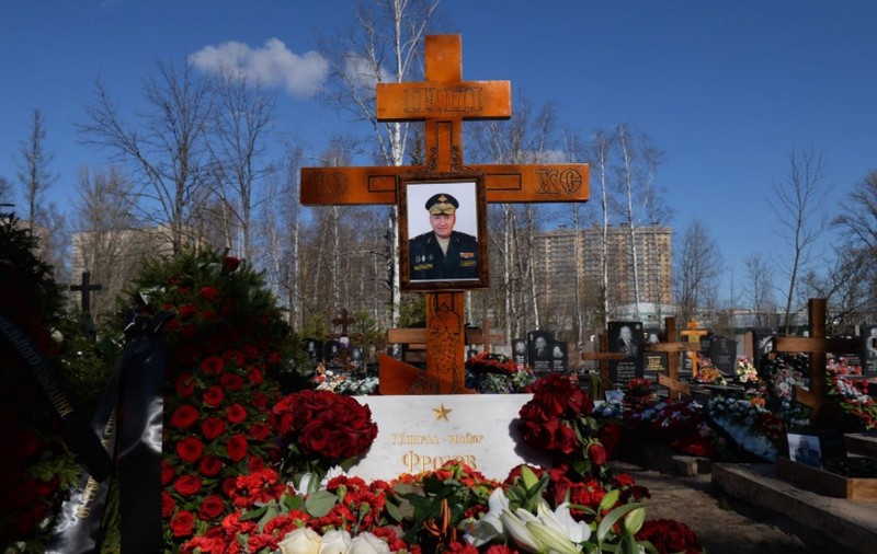 General rus mort în războiul din Ucraina, înmormântat la St. Petersburg. Cine era tatăl lui