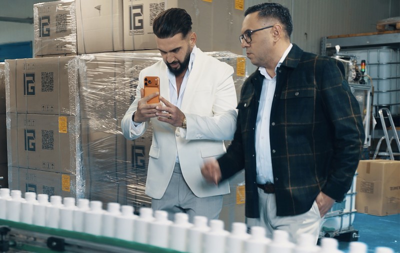 În culisele „Fără Sense”: Dorian Popa a creat panică într-o fabrică de săpun din România! Angajații au crezut că se vinde firma când s-au trezit cu el în fabrică