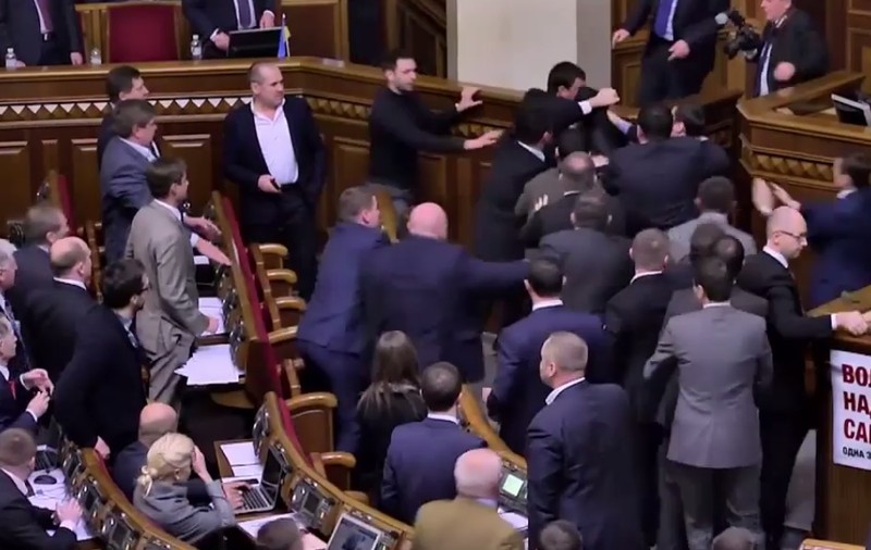 BĂTAIE în Parlamentul Ucrainei. Premierul, luat pe sus | VIDEO
