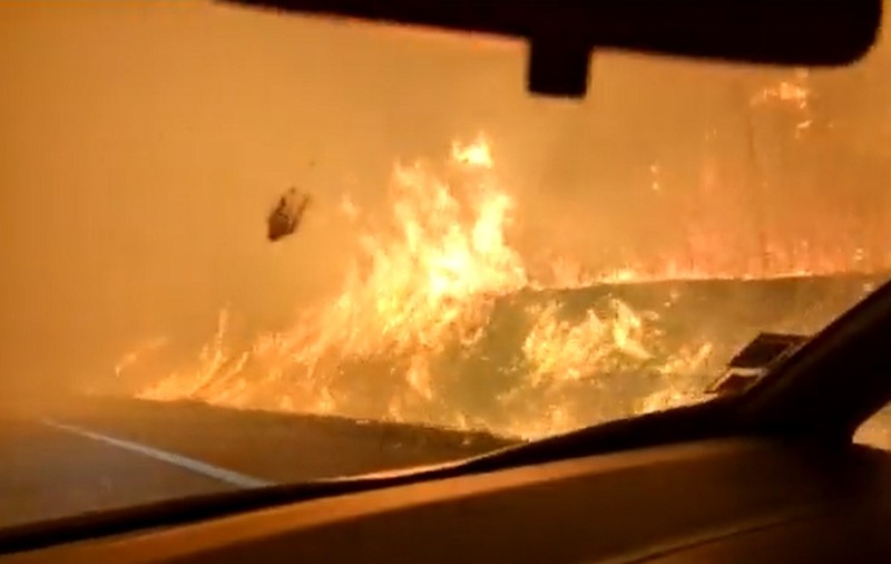 Imagini filmate în mijlocul flăcărilor de un șofer care trece printr-un incendiu uriaș de vegetație, în Portugalia