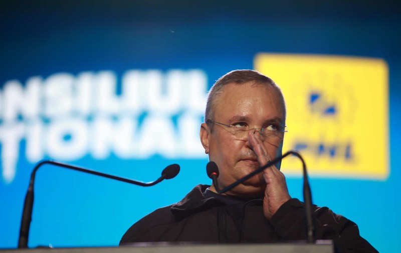 Ce nu s-a văzut la TV la Consiliul PNL. Liberalii încep cu stângul campania prezidențială: demoralizați, dezorganizați, dar puși pe glume