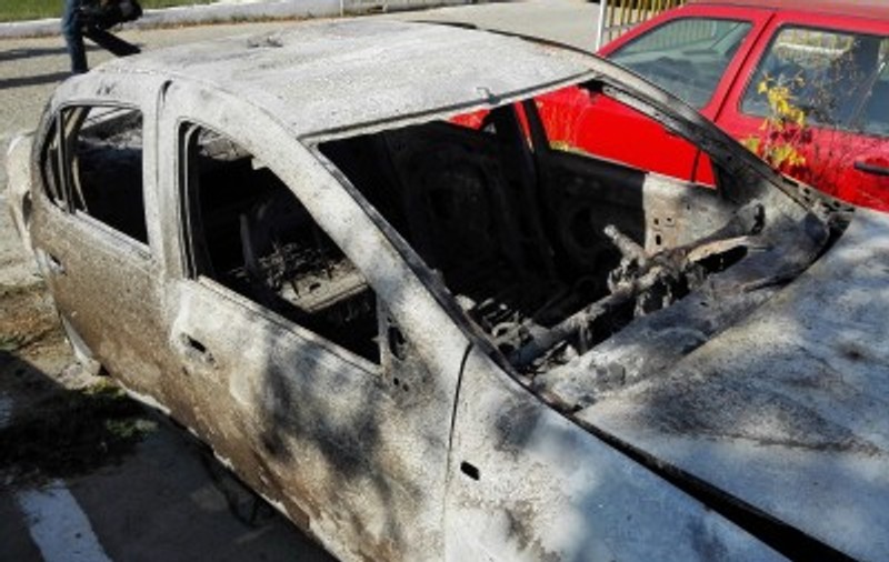 Cursă infernală pentru un taximetrist din Pașcani! Hoții l-au prădat și i-au incendiat mașina