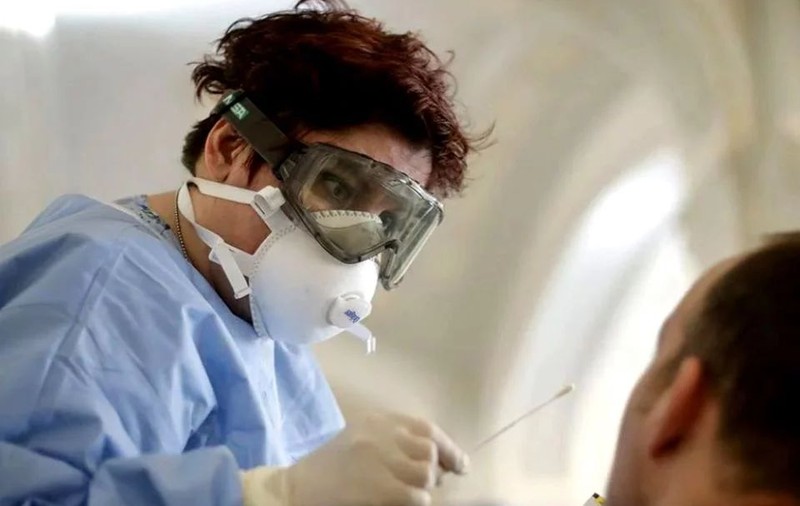 Medic: Infecția cu COVID-19 poate duce la zeci de mii de îmbolnăviri. Testarea în masă e bună, dar să avem specialiștii și să înceapă de la persoanele cu risc