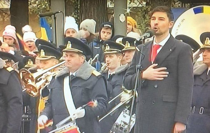 EXCLUSIV/Solistul care a cântat imnul de Ziua Romaniei e fiul unui lăutar celebru!