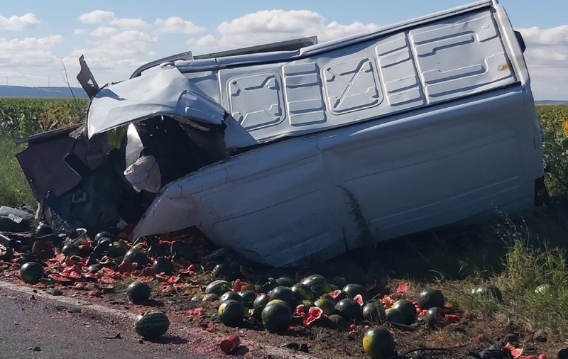 Doi șoferi morți într-un accident cu o mașină care a luat foc și o dubă de pepeni, între Izlaz şi Gârbov, în Teleorman