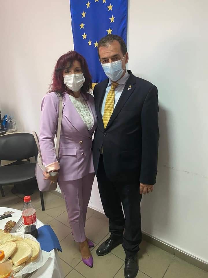 Liberalii din Săbăreni nu au ratat ocazia de a se fotografia cu premierul Orban