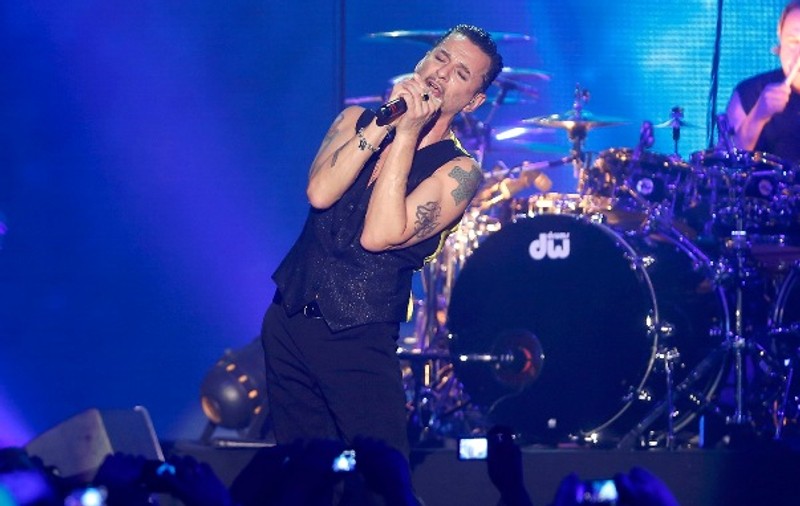 Solistul Depeche Mode - înconjurat de femei la București!