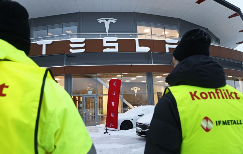 Probleme tot mai mari pentru Tesla în Suedia: Sindicaliștii care îi reprezintă inclusiv pe gunoieri anunță că nu vor mai colecta deșeurile companiei