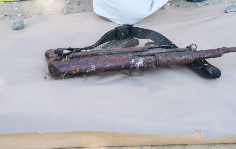 Pistolul mitralieră și muniția furate de la un militar în luna martie, găsite la 200 de metri de unitatea militară din Mamaia-Sat, sub o saltea