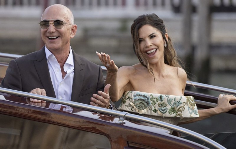 O femeie din Veneția, care are un stand de suveniruri, dezvăluie adevărata problemă a nunții lui Jeff Bezos: „Le pierd timpul polițiștilor și pompierilor”