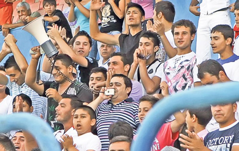 Foto | Cu manelistul Adi Minune la portavoce, conducând galeria, fostul internaţional Ionel Ganea a promovat în Liga a III-a