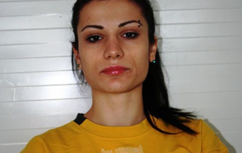 EXCLUSIV / A cerut ajutorul grafologilor pentru a afla dacă saltul mortal a fost făcut la adăpostul unor contracte măsluite: «Au falsificat scrisul fetiței mele!»