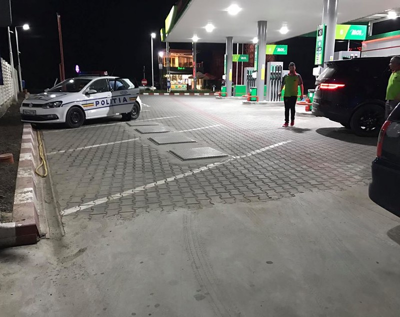 UPDATE. Un bucureştean care se întorcea din concediu, atacat de hoţi la Sineşti. I-au înţepat roata iar  întâmplarea a devenit virală