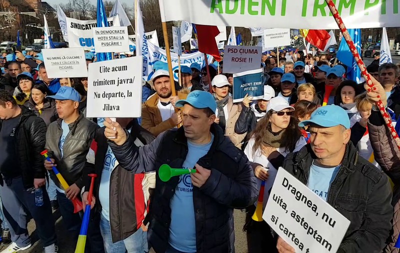 VIDEO | Încă un protest față de Guvernul condus de Mihai Tudose! Mii de oameni au cerut abrogarea legii contribuţiilor sociale