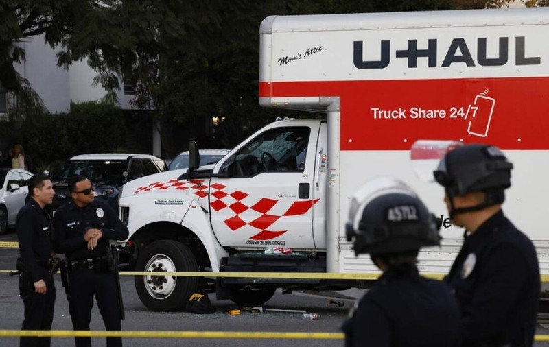 Un camion a intrat în mulţimea care protesta față de regimul iranian, în Los Angeles. Doi oameni au fost răniți