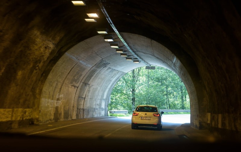 Un șofer vitezoman a condus cu 171 km/h și a făcut 21 de depășiri într-un tunel de 17 kilometri din Elveția