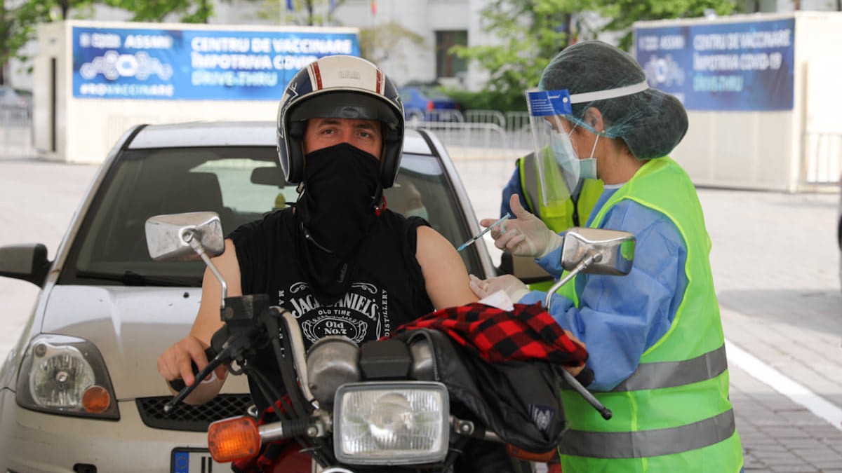 Vaccinare din mașină în Piața Constituției foto: Vlad Chirea