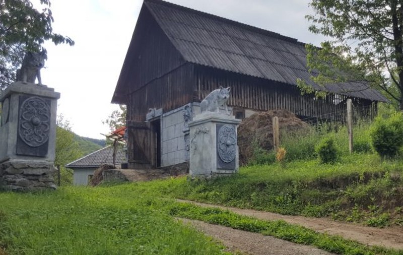 Casa ca un monument dacic, atracție într-un sat din Hunedoara