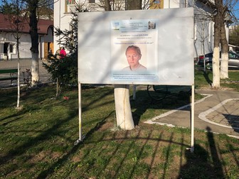 Afișul din fața bisericii. Foto: Eli Driu / Libertatea