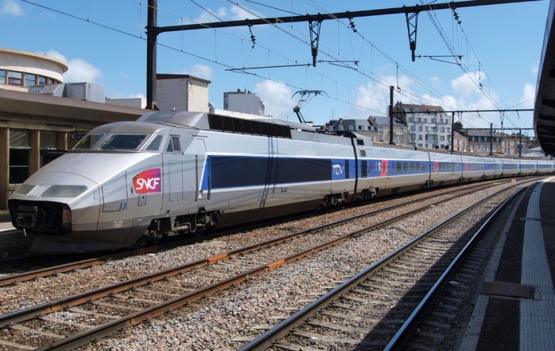 630 de oameni au rămas blocați ore întregi într-un tren, la 40 de grade Celsius, în drum spre Praga