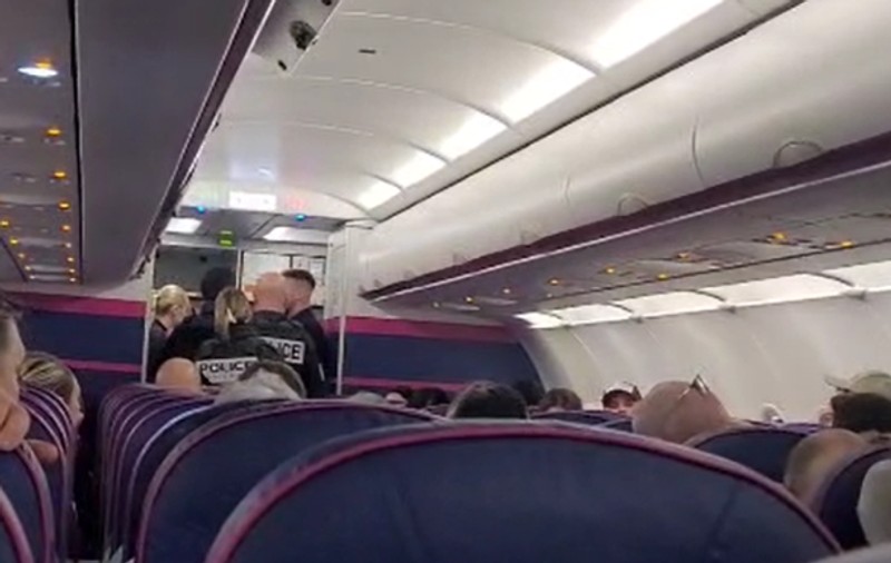 Doi români, scoși de polițiști din avion, dintr-o cursă Wizz Air de la Basel la București: „Un bărbat a fumat marijuana în toaletă”. Zborul, întârziat de o amenințare cu bombă la aeroport