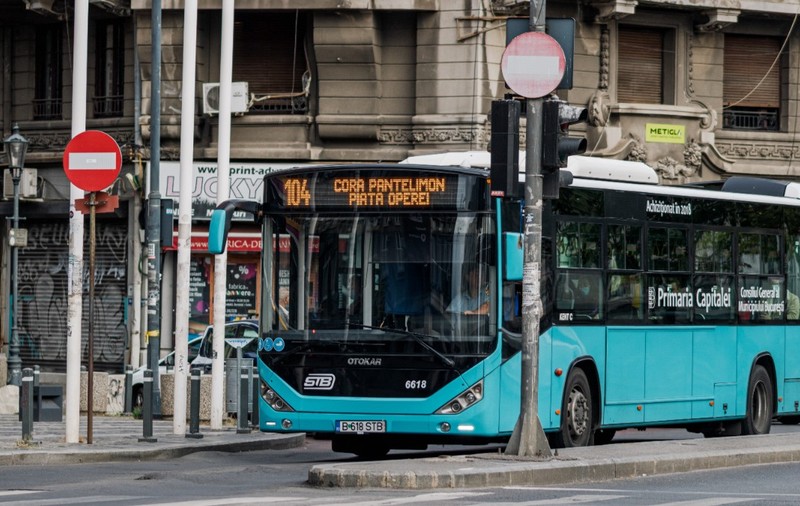Un autobuz STB, în timp ce stă în stație la Piața Universității