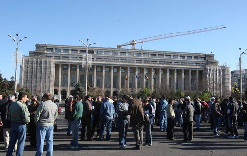 Angajările rămân înghețate în sectorul public