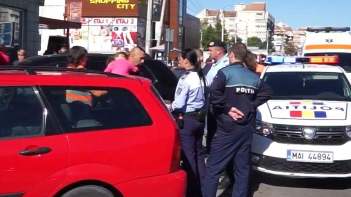 O fetiță de doi ani din Botoșani a fost abandonată în mașină