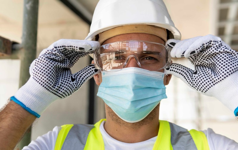 Impermeabile profesionale vs. pelerine hobby: ghidul complet pentru echipamente de protecție