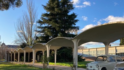 Mașina Seat 600 de la Facultatea de Statistică dintr-un oraș spaniol (2)