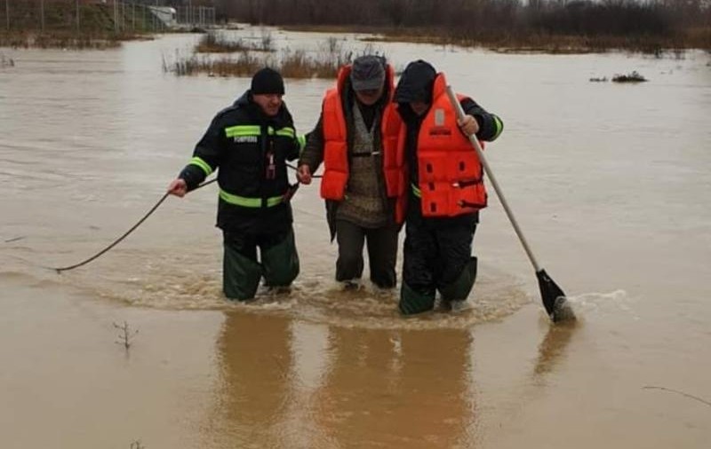 Inundații și ploi torențiale în mai multe județe. Care sunt zonele în care a fost nevoie de intervenția pompierilor