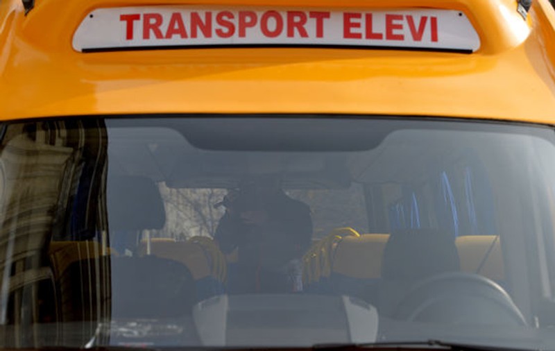 Un microbuz cu 11 elevi a fost reținut de polițiști! Micuții se întorceau de la un concurs școlar