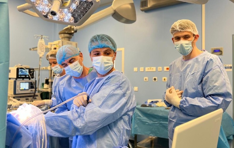 Bariton la Filarmonica din Cluj, trezit în timp ce era operat pe creier de prietenul său pentru a cânta operă