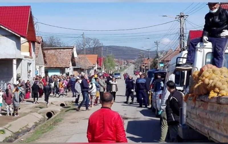 Oamenii s-au îmbulzit în stradă, la Jibou, să primească pâine și cartofi de la primărie