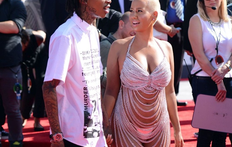 Amber Rose l-a prins pe Wiz Khalifa în pat cu altă femeie