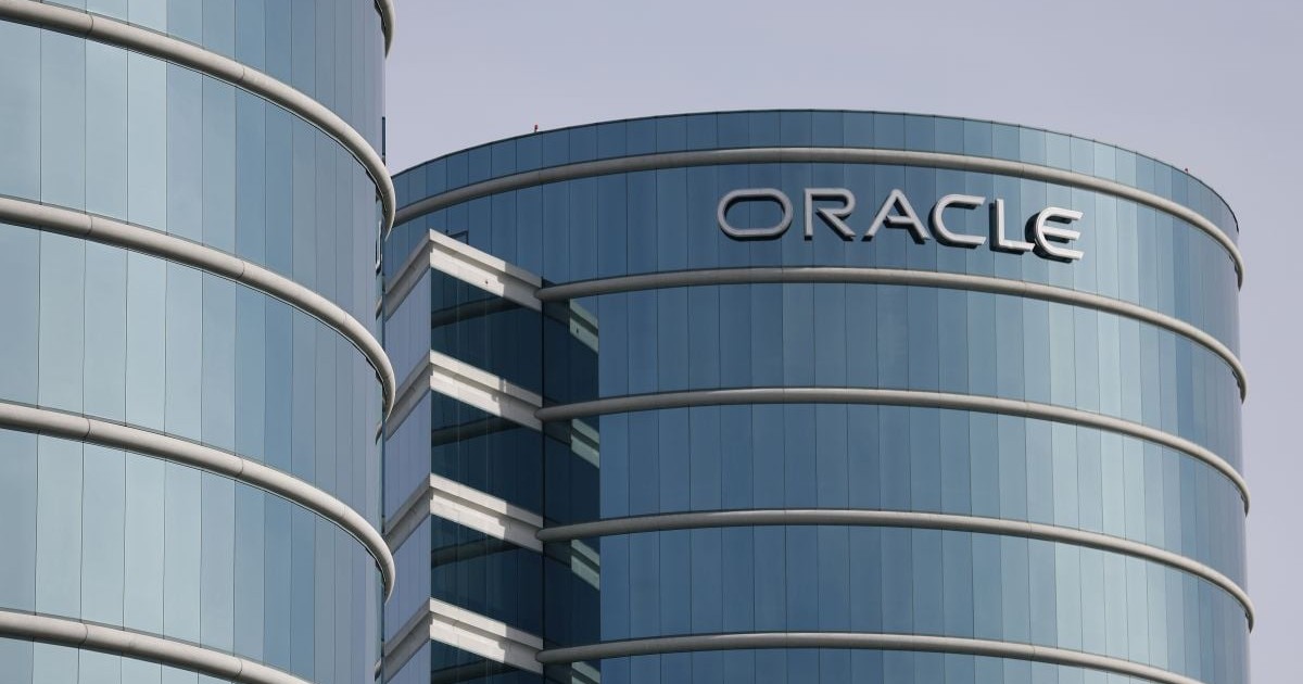 Sigla Oracle este afișată pe o clădire dintr-un campus Oracle pe 10 martie 2025 în Redwood Shores, California