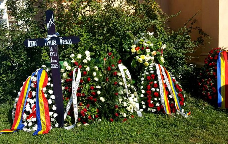 Prietenii l-au comemorat pe Ioan Gyuri Pascu la cimitir, cântându-i la căpătâi
