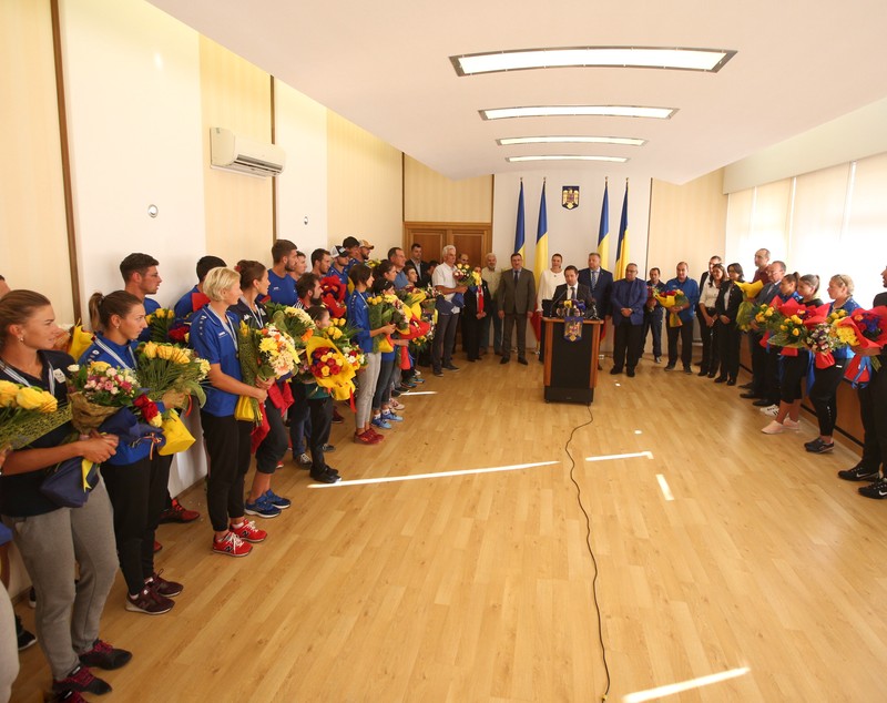 Canotoarele de aur au revenit în țară. Campioanele mondiale, premiate de MTS cu 56.000 de lei. Ionela și Marius se căsătoresc | FOTO & VIDEO