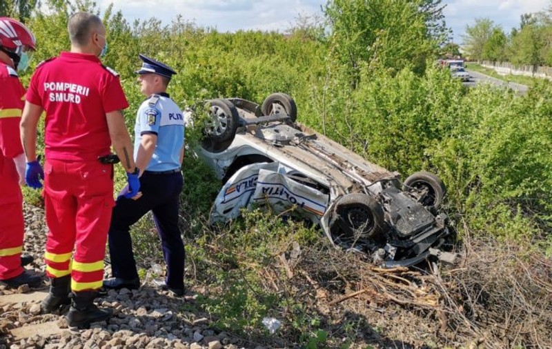 VIDEO  | Un polițist local din Prahova a murit în misiune. Autospeciala Poliției, lovită de un tren