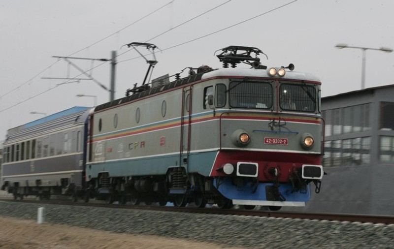Hoţul a fost ”prăjit” la 27.000 de volţi în timp ce fura cabluri de alimentare ale locomotivelor