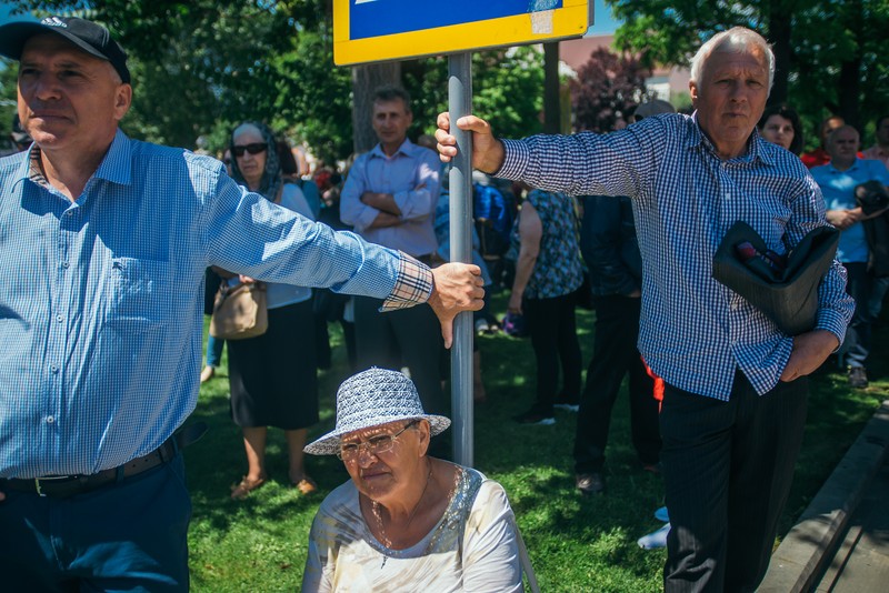 Pelerini urmăresc pe un ecran întâlnirea dintre enoriașii catolici și Sanctitatea Sa Papa Francisc pe Câmpia Libertății din Blaj.